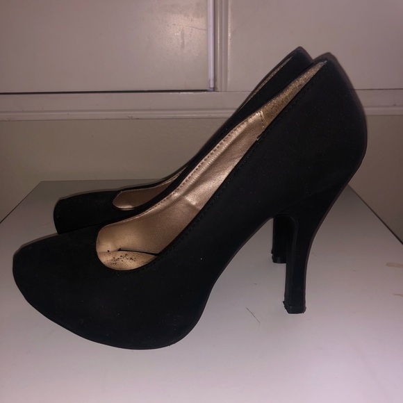 Shoes - Picture 2 of 5